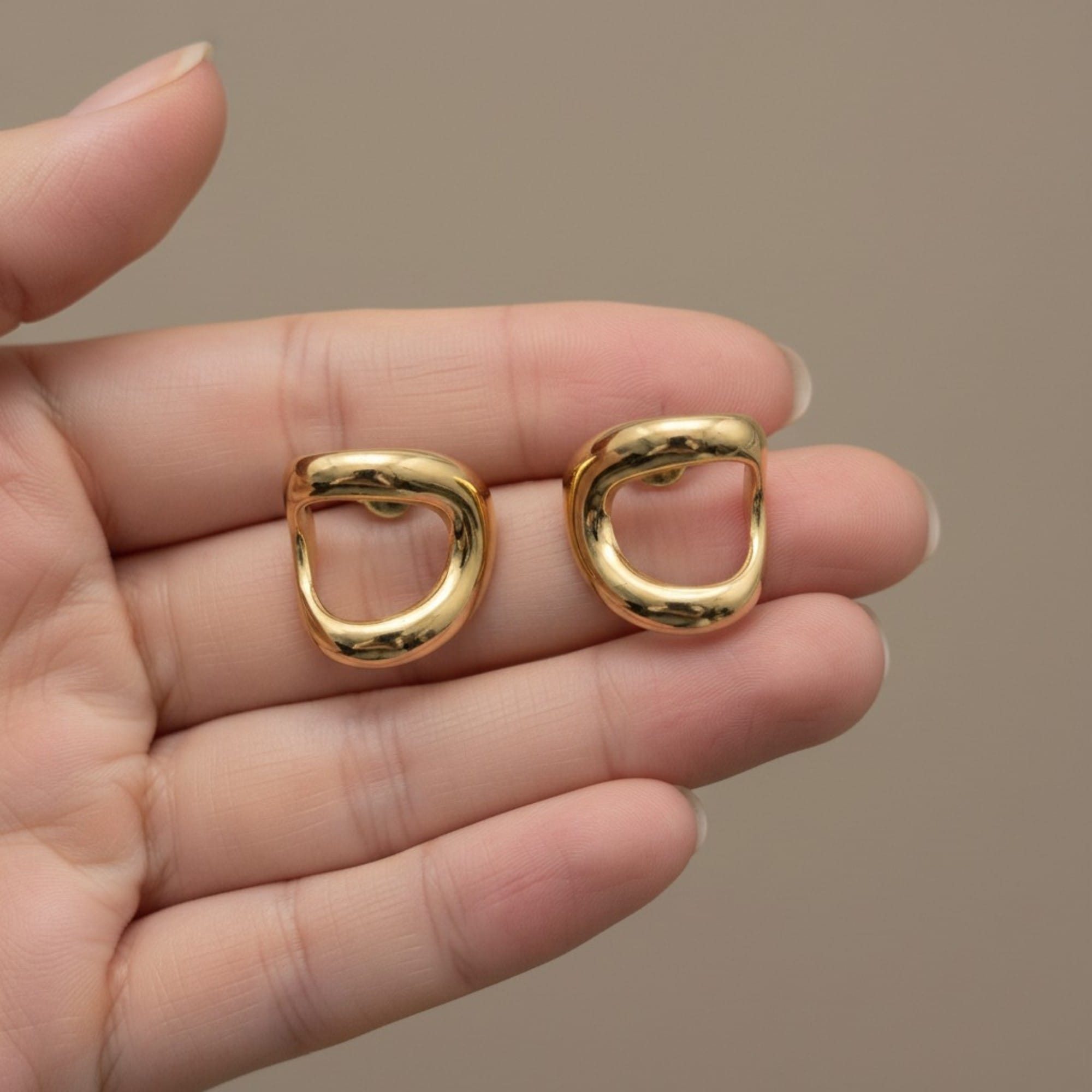 Brinco Nó Escultural Dourado – imagem 2